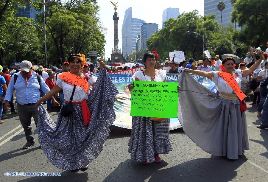 CIUDAD DE MEXICO, junio 17, 2016 (Xinhua) -- Integrantes de la Coordinadora Nacional de Trabajadores de la Educación (CNTE), participan durante una marcha en la Ciudad de México, capital de México, el 17 de junio de 2016. De acuerdo con información de la prensa local, la policía llevó a cabo un operativo para contener a los docentes, que rechazan la reforma educativa promulgada en 2013 por el presidente de México, Enrique Peña Nieto. (Xinhua/Str)