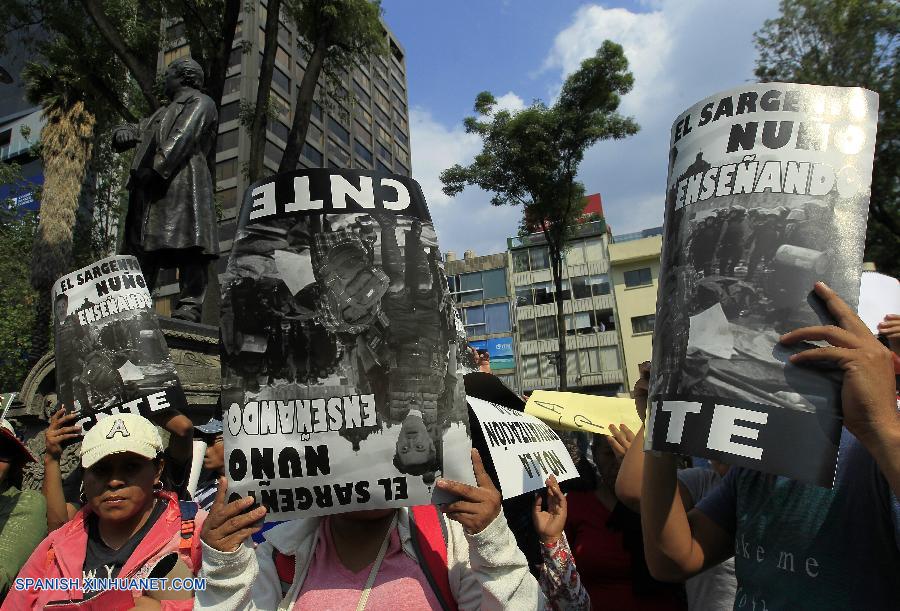 CIUDAD DE MEXICO, junio 17, 2016 (Xinhua) -- Integrantes de la Coordinadora Nacional de Trabajadores de la Educación (CNTE), participan durante una marcha en la Ciudad de México, capital de México, el 17 de junio de 2016. De acuerdo con información de la prensa local, la policía llevó a cabo un operativo para contener a los docentes, que rechazan la reforma educativa promulgada en 2013 por el presidente de México, Enrique Peña Nieto. (Xinhua/Str)