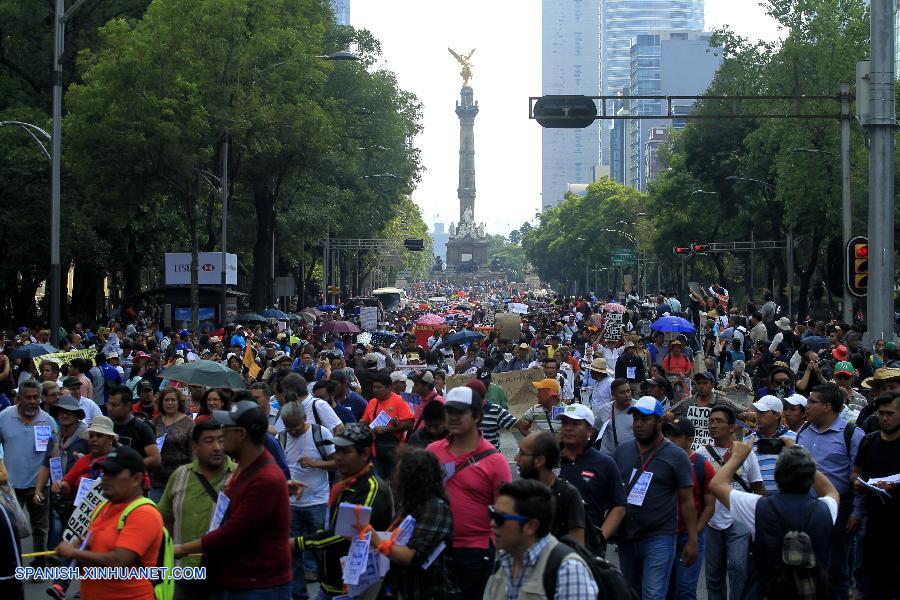 CIUDAD DE MEXICO, junio 17, 2016 (Xinhua) -- Integrantes de la Coordinadora Nacional de Trabajadores de la Educación (CNTE), participan durante una marcha en la Ciudad de México, capital de México, el 17 de junio de 2016. De acuerdo con información de la prensa local, la policía llevó a cabo un operativo para contener a los docentes, que rechazan la reforma educativa promulgada en 2013 por el presidente de México, Enrique Peña Nieto. (Xinhua/Str)