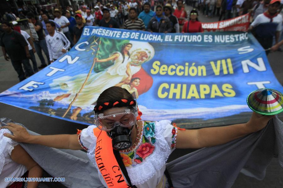 CIUDAD DE MEXICO, junio 17, 2016 (Xinhua) -- Integrantes de la Coordinadora Nacional de Trabajadores de la Educación (CNTE), participan durante una marcha en la Ciudad de México, capital de México, el 17 de junio de 2016. De acuerdo con información de la prensa local, la policía llevó a cabo un operativo para contener a los docentes, que rechazan la reforma educativa promulgada en 2013 por el presidente de México, Enrique Peña Nieto. (Xinhua/Str)