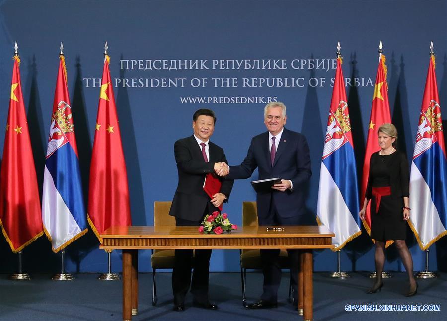 El presidente de China, Xi Jinping (i), y el presidente de Serbia, Tomislav Nikolic, asisten a una ceremonia de firma para una declaración conjunta para elevar el nivel de las relaciones bilaterales de China y Serbia a una asociación estratégica integral después de sus conversaciones, en Belgrado, Serbia, el 18 de junio de 2016. (Xinhua/Li Tao)