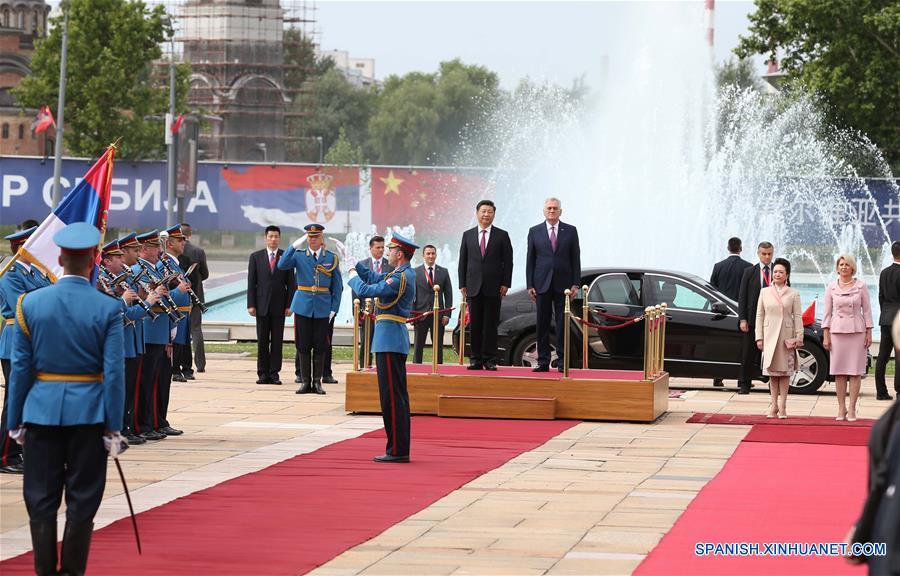 El presidente de China, Xi Jinping, asiste a una ceremonia de bienvenida llevada a cabo por el presidente de Serbia, Tomislav Nikolic, en Belgrado, Serbia, el 18 de junio de 2016. (Xinhua/Ma Zhancheng)