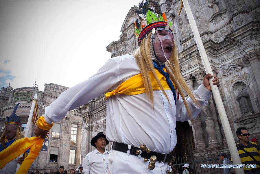 Un danzante participa durante el III Encuentro de Danzantes Ancestrales, en la plaza de Santo Domingo, en la ciudad de Quito, capital de Ecuador, el 18 de junio de 2016.