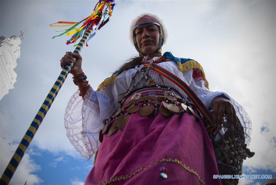 Una danzante participa durante el III Encuentro de Danzantes Ancestrales, en la plaza de Santo Domingo, en la ciudad de Quito, capital de Ecuador, el 18 de junio de 2016. De acuerdo con información de la prensa local, varios grupos de danzantes de distintos barrios de la capital participaron con coloridos bailes con el objetivo de revalorizar y revitalizar la danza ancestral de los Yumbos. Esta danza tiene su origen en tiempos preincáicos, y representa el legado más antiguo del legado espiritual de los Quitu, Cara y Yumbos, considerada patrimonio intangible de Ecuador. (Xinhua/Santiago Armas)