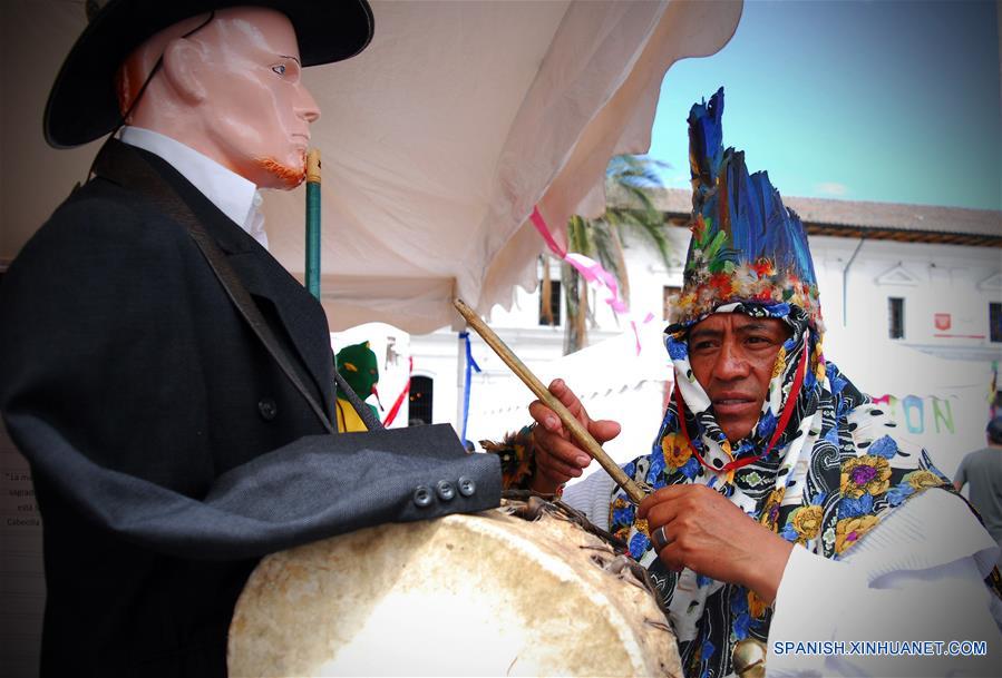 Un indígena participa en una exposición durante el III Encuentro de Danzantes Ancestrales, en la plaza de Santo Domingo, en la ciudad de Quito, capital de Ecuador, el 18 de junio de 2016. De acuerdo con información de la prensa local, varios grupos de danzantes de distintos barrios de la capital participaron con coloridos bailes con el objetivo de revalorizar y revitalizar la danza ancestral de los Yumbos. Esta danza tiene su origen en tiempos preincáicos, y representa el legado más antiguo del legado espiritual de los Quitu, Cara y Yumbos, considerada patrimonio intangible de Ecuador. (Xinhua/Santiago Armas)