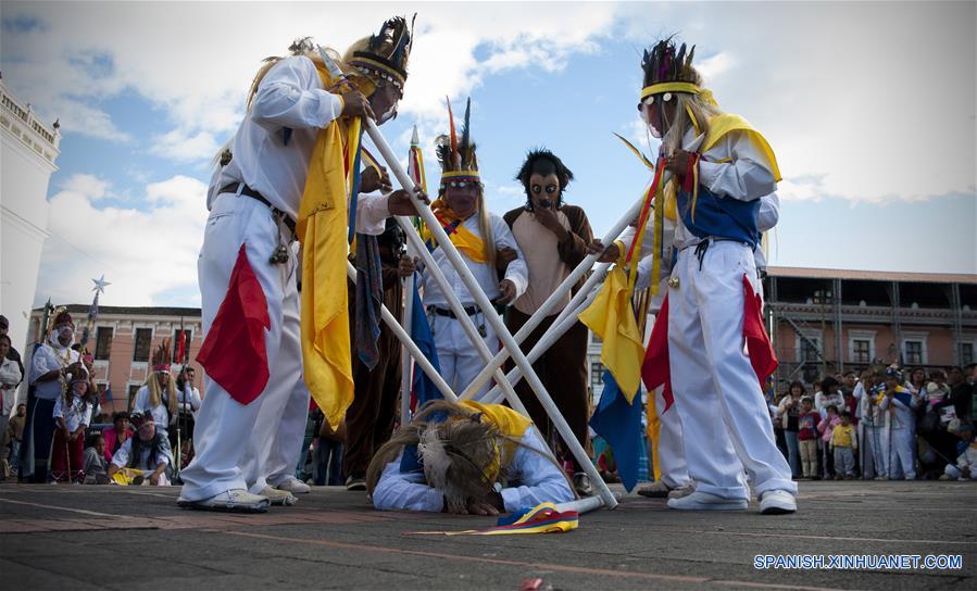 Danzantes participan durante el III Encuentro de Danzantes Ancestrales, en la plaza de Santo Domingo, en la ciudad de Quito, capital de Ecuador, el 18 de junio de 2016. De acuerdo con información de la prensa local, varios grupos de danzantes de distintos barrios de la capital participaron con coloridos bailes con el objetivo de revalorizar y revitalizar la danza ancestral de los Yumbos. Esta danza tiene su origen en tiempos preincáicos, y representa el legado más antiguo del legado espiritual de los Quitu, Cara y Yumbos, considerada patrimonio intangible de Ecuador. (Xinhua/Santiago Armas)