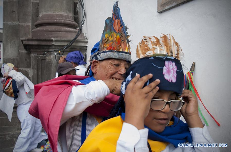Danzantes se preparan para participar en el III Encuentro de Danzantes Ancestrales, en la plaza de Santo Domingo, en la ciudad de Quito, capital de Ecuador, el 18 de junio de 2016. De acuerdo con información de la prensa local, varios grupos de danzantes de distintos barrios de la capital participaron con coloridos bailes con el objetivo de revalorizar y revitalizar la danza ancestral de los Yumbos. Esta danza tiene su origen en tiempos preincáicos, y representa el legado más antiguo del legado espiritual de los Quitu, Cara y Yumbos, considerada patrimonio intangible de Ecuador. (Xinhua/Santiago Armas)