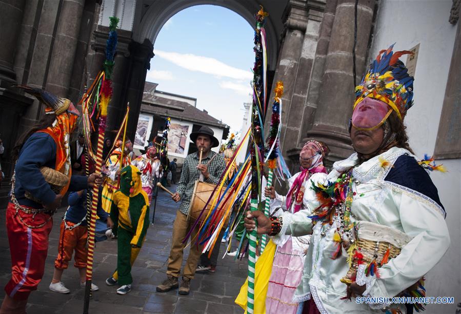 Danzantes participan durante el III Encuentro de Danzantes Ancestrales, en la plaza de Santo Domingo, en la ciudad de Quito, capital de Ecuador, el 18 de junio de 2016. De acuerdo con información de la prensa local, varios grupos de danzantes de distintos barrios de la capital participaron con coloridos bailes con el objetivo de revalorizar y revitalizar la danza ancestral de los Yumbos. Esta danza tiene su origen en tiempos preincáicos, y representa el legado más antiguo del legado espiritual de los Quitu, Cara y Yumbos, considerada patrimonio intangible de Ecuador. (Xinhua/Santiago Armas)