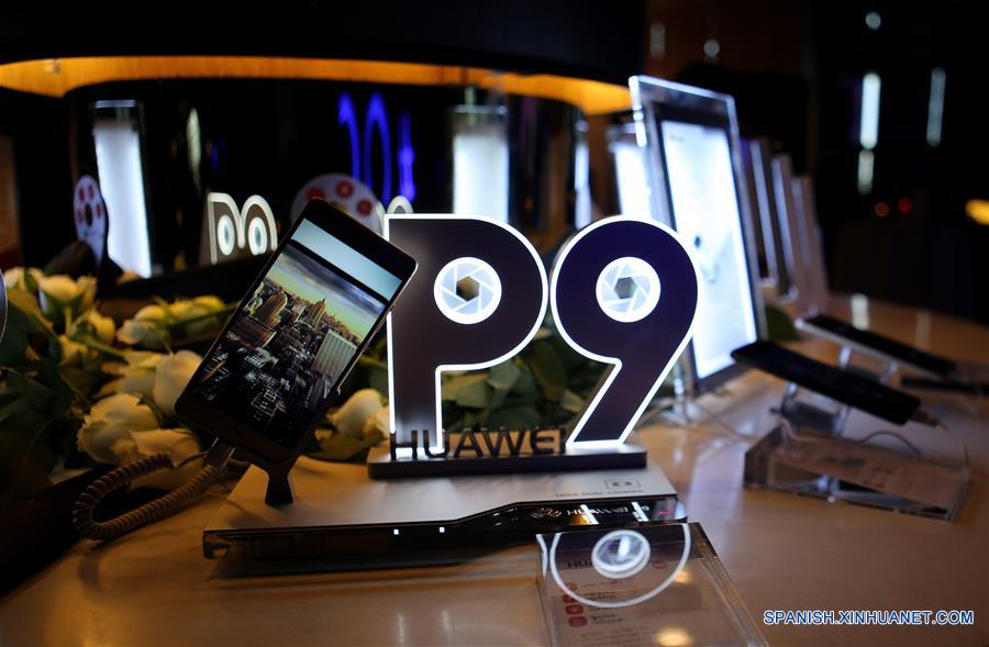 El nuevo teléfono inteligente P9 de Huawei se exhibe durante su ceremonia de lanzamiento en Yangon, Myanmar, el 18 de junio de 2016. El gigante de las telecomunicaciones chino Huawei lanzó este sábado su nuevo teléfono inteligente P9 de doble lente en Yangon. (Xinhua/U Aung)