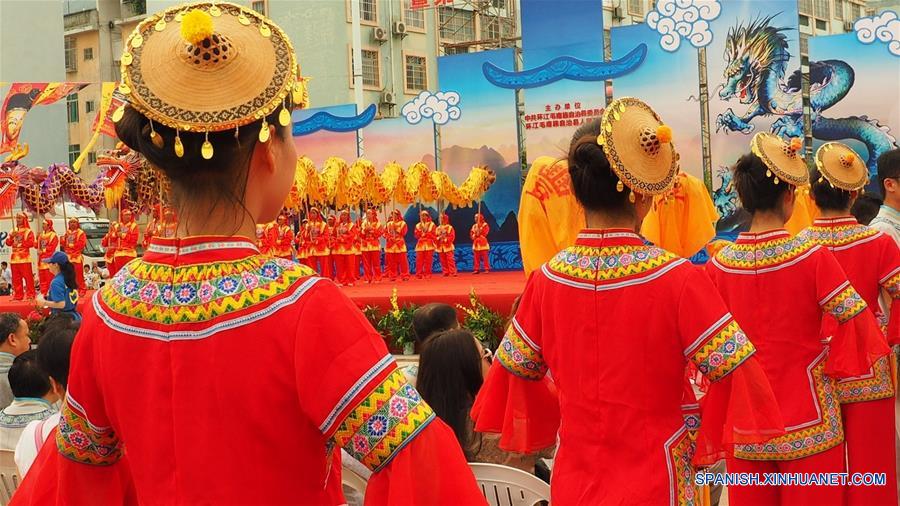 GUANGXI, junio 18, 2016 (Xinhua) -- Personas usan sombreros tradicionales del grupo étnico Maonan. mientras observan una actuación durante el festival fenlong, en el condado de Huanjiang, en la Región Autónoma Zhuang de Guangxi, en el sur de China, el 18 de junio de 2016.