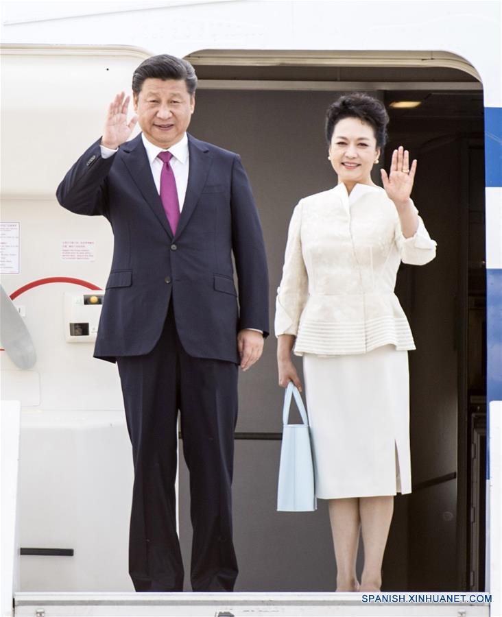 El presidente de China, Xi Jinping (i) y su esposa Peng Liyuan saludan a su llegada al aeropuerto en Varsovia, Polonia, el 19 de junio de 2016. Xi Jinping llegó el domingo a Varsovia para realizar una visita de Estado a Polonia. (Xinhua/Xie Huanchi)