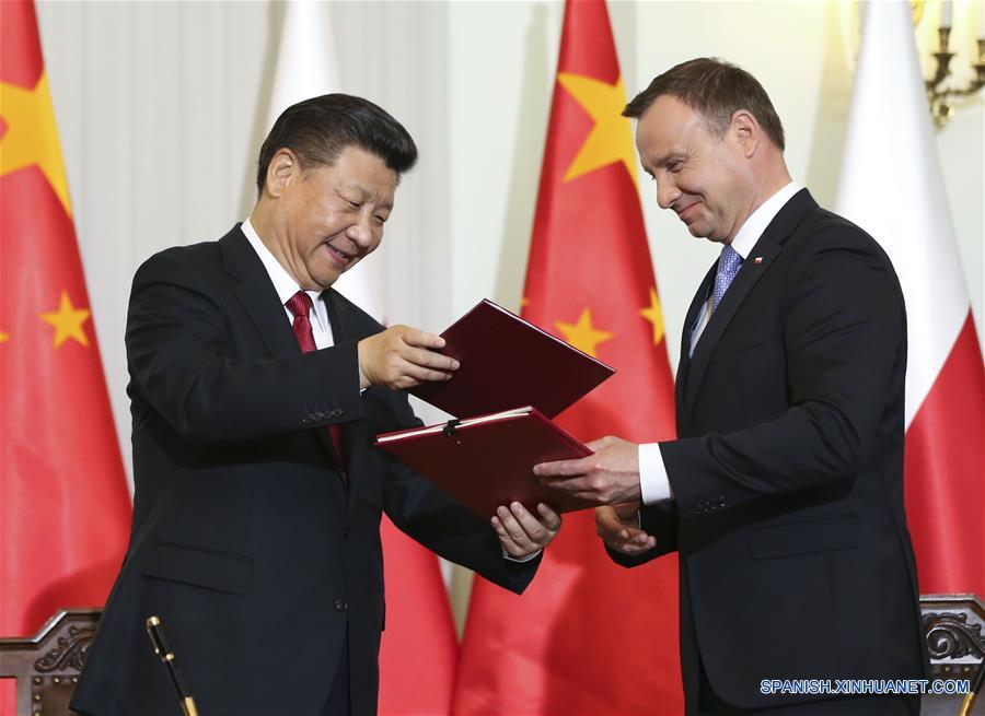 El presidente de China, Xi Jinping (i), y el presidente de Polonia, Andrzej Duda, firman un comunicado conjunto después de sus conversaciones en Varsovia, Polonia, el 20 de junio de 2016. (Xinhua/Lan Hongguang)