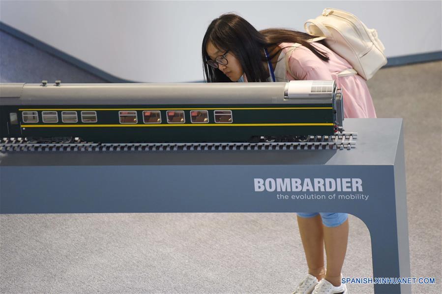 BEIJING, junio 20, 2016 (Xinhua) -- Una visitante observa un modelo de un vagón durante la exhibición "Ferrocarriles Modernos 2016", en Beijing, capital de China, el 20 de junio de 2016. La exhibición de tres días comenzó el lunes en Beijing. (Xinhua/Chen Yehua)