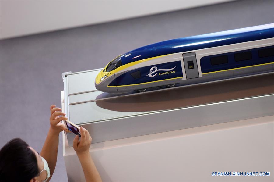 Un visitante toma fotografías de un modelo del tren de alta velocidad "Eurostar", durante la exhibición "Ferrocarriles Modernos 2016", en Beijing, capital de China, el 20 de junio de 2016. La exhibición de tres días comenzó el lunes en Beijing. (Xinhua/Chen Yehua)