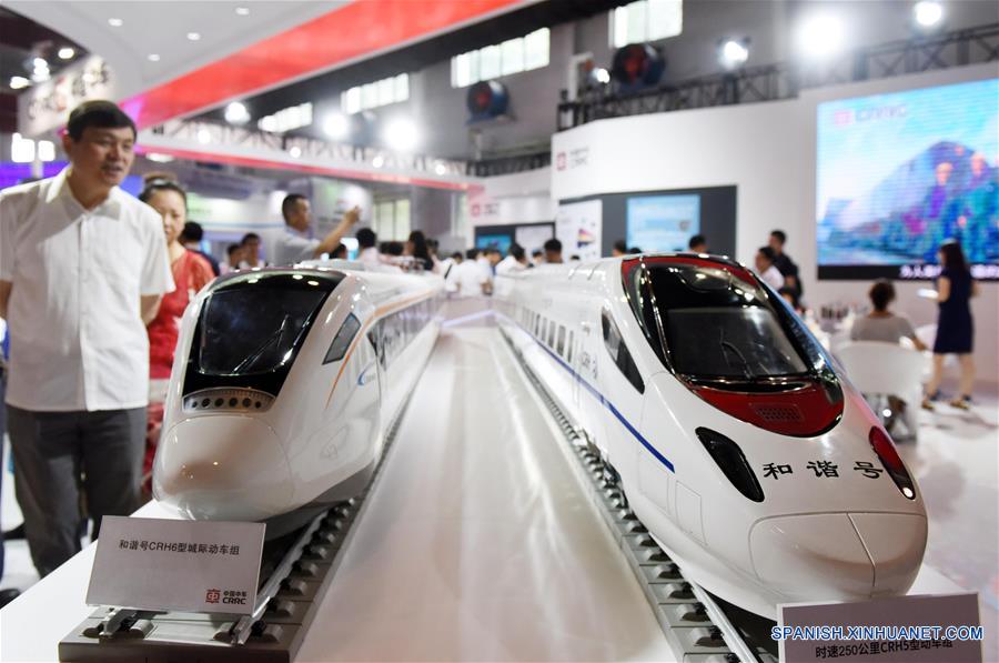 Visitantes observan los modelos de los trenes de alta velocidad, durante la exhibición "Ferrocarriles Modernos 2016", en Beijing, capital de China, el 20 de junio de 2016. La exhibición de tres días comenzó el lunes en Beijing. (Xinhua/Chen Yehua)