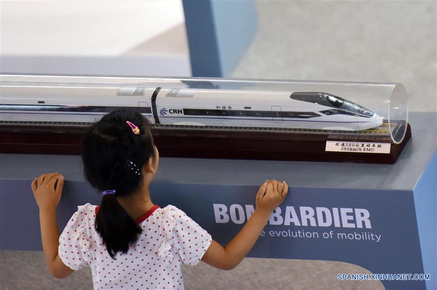 Una niña observa el modelo de un tren de alta velocidad, durante la exhibición "Ferrocarriles Modernos 2016", en Beijing, capital de China, el 20 de junio de 2016. La exhibición de tres días comenzó el lunes en Beijing. (Xinhua/Chen Yehua)