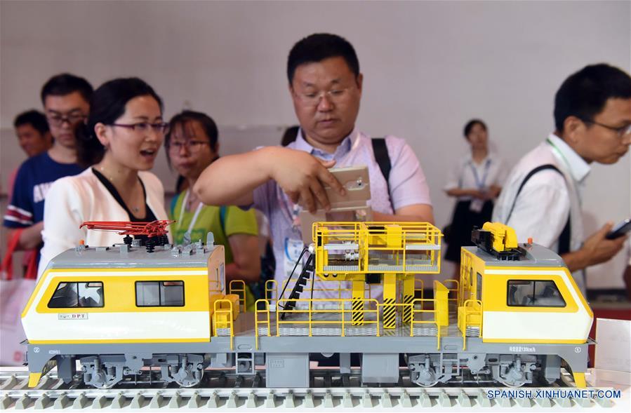 Un visitante toma fotografías del modelo de un vehículo de mantenimiento de catenaria, durante la exhibición "Ferrocarriles Modernos 2016", en Beijing, capital de China, el 20 de junio de 2016. La exhibición de tres días comenzó el lunes en Beijing. (Xinhua/Chen Yehua)