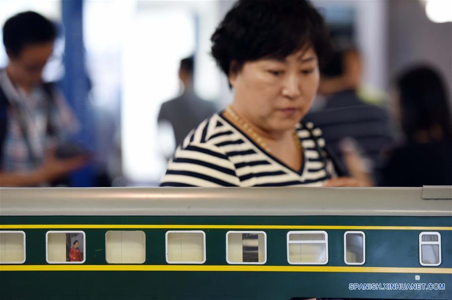Una visitante observa un modelo de un vagón durante la exhibición "Ferrocarriles Modernos 2016", en Beijing, capital de China, el 20 de junio de 2016. La exhibición de tres días comenzó el lunes en Beijing. (Xinhua/Chen Yehua)