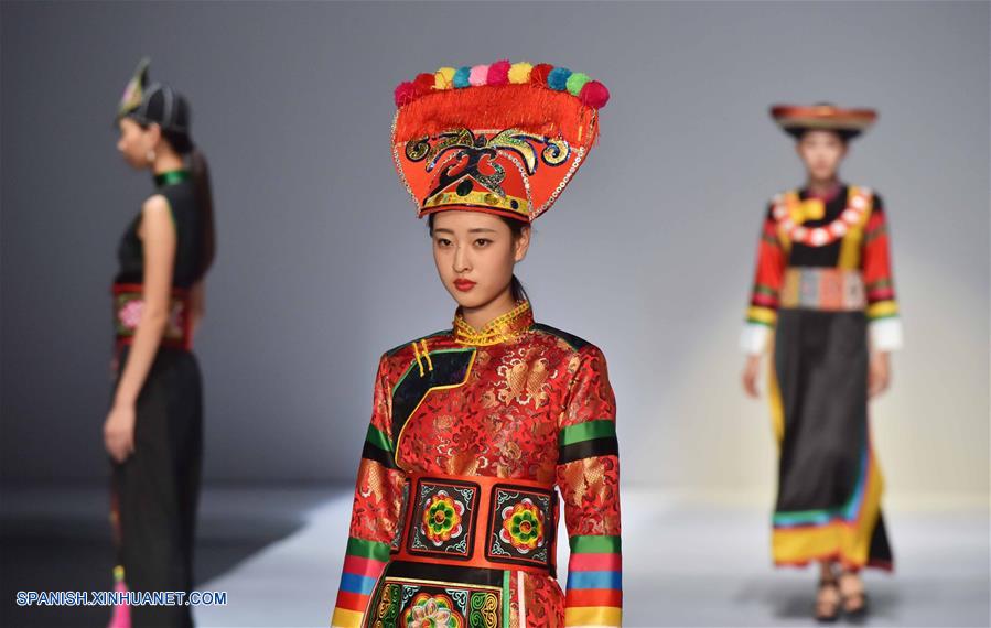 Desfile de obras de graduados de un taller sobre trajes tradicionales de China