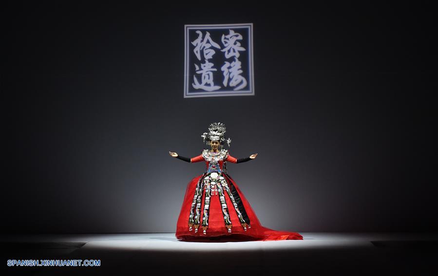Beijing: Desfile de obras de graduados de un taller sobre trajes tradicionales de China