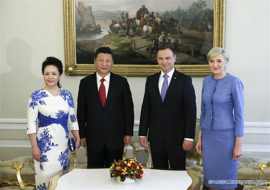 El presidente de China, Xi Jinping (2-i), y su esposa, Peng Liyuan (i), posan con el presidente de Polonia, Andrzej Duda (2-d), y su esposa, Agata Kornhauser-Duda (d), después de una ceremonia de bienvenida en Varsovia, Polonia, el 20 de junio de 2016. (Xinhua/Lan Hongguang)