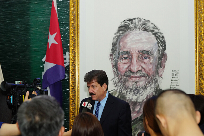 Julio Ballester Guzmán, vice-ministro de Cultura de Cuba, contesta las preguntas de la prensa