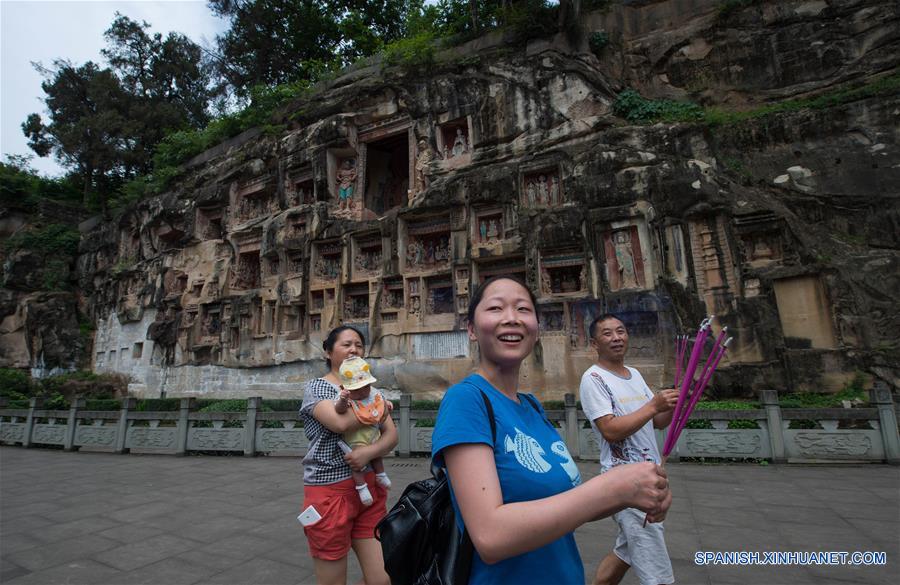  SICHUAN, junio 21, 2016 (Xinhua) -- Turistas visitan la grutas Nankan en Bazhong, provincia de Sichuan, en el suroeste de China, el 21 de junio de 2016. De acuerdo con estadísticas de la autoridad de reliquias, hay más de 8,000 estatuas en unas 500 grutas de Bazhong. La mayoría de ellas fueron creadas en la Dinastía Tang (618-907). Las Grutas de Bazhong se caracterizan por la talla y pintura de las figuras de la Dinastía Tang. (Xinhua/Jiang Hongjing)  