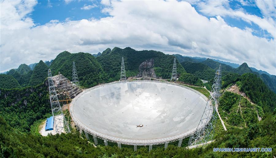  GUIZHOU, junio 21, 2016 (Xinhua) -- Vista del telescopio de apertura sencilla esférica FAST, en el condado de Pingtang, provincia de Guizhou, en el suroeste de China, el 21 de junio de 2016. El Telescopio de Apertura Esférica de 500 metros, o FAST, programado para ser completado en el 2016, se espera que sea el más grande del mundo, superando al Radiotelescopio de Arecibo de Puerto Rico, que tiene 300 metros de diámetro. (Xinhua/Liu Xu)