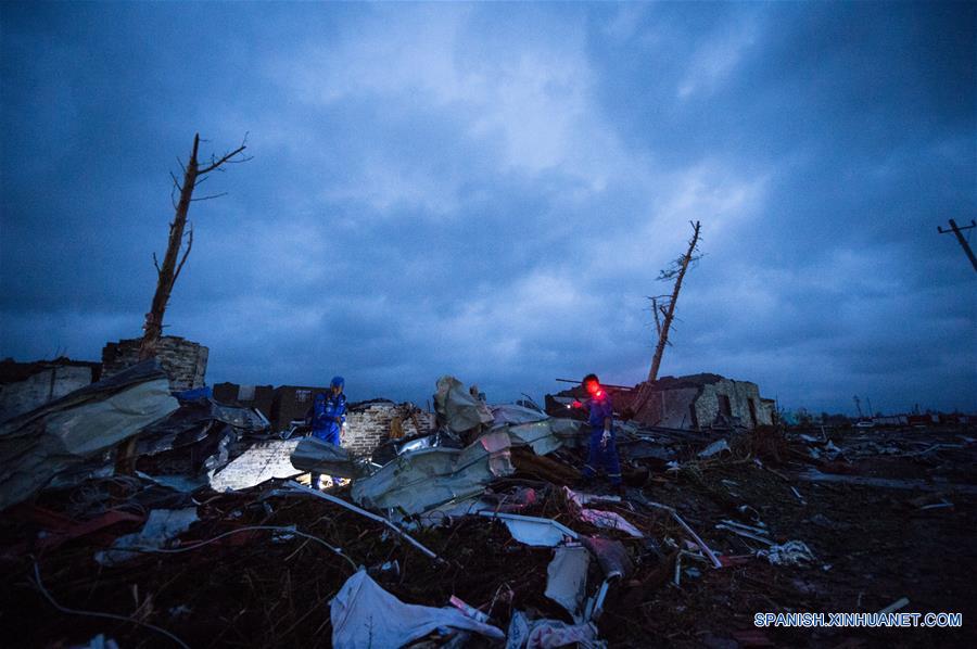 Rescatistas buscan sobrevivientes en la aldea Beichen del condado de Funing, ciudad de Yancheng, en la provincia de Jiangsu, en el este de China, el 24 de junio de 2016. Al menos 78 personas murieron, mientras que cerca de 500 personas resultaron heridas, en uno de los desastres naturales más letales registrados en décadas en la provincia oriental china de Jiangsu. Aguaceros, granizadas y el peor tornado desde 1966 azotaron parte de la ciudad de Yancheng a las 14:30 hora local del jueves, destruyeron viviendas y dejaron atrapados a cientos de residentes del lugar bajo los escombros. (Xinhua/Li Xiang)