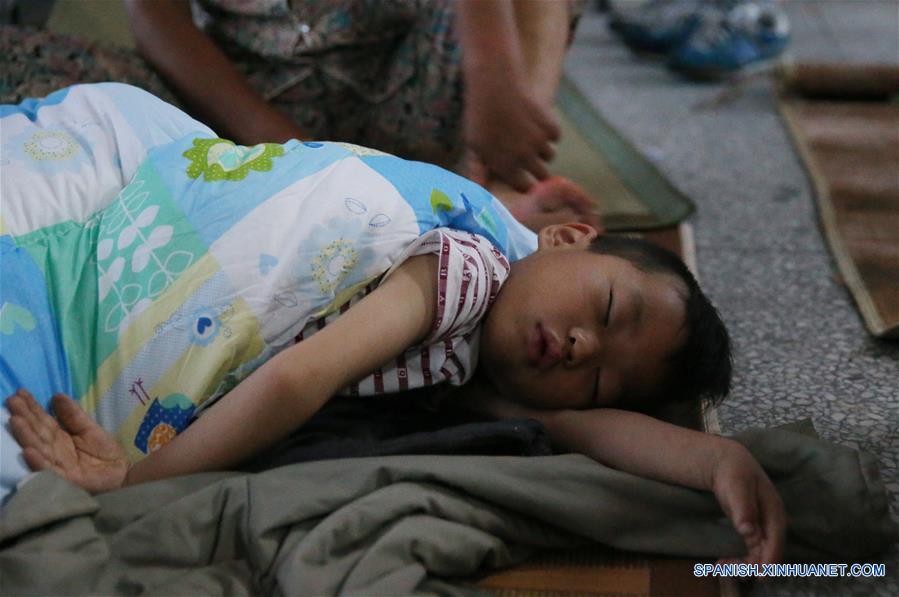 Wang Dapeng, un niño de siete años de edad, duerme en un albergue en el condado de Funing, ciudad de Yancheng, en la provincia de Jiangsu, en el este de China, el 24 de junio de 2016. Al menos 78 personas murieron, mientras que cerca de 500 personas resultaron heridas, en uno de los desastres naturales más letales registrados en décadas en la provincia oriental china de Jiangsu. Aguaceros, granizadas y el peor tornado desde 1966 azotaron parte de la ciudad de Yancheng a las 14:30 hora local del jueves, destruyeron viviendas y dejaron atrapados a cientos de residentes del lugar bajo los escombros. (Xinhua/Ding Ting)