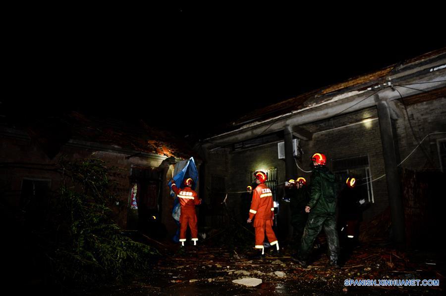 Rescatistas buscan sobrevivientes en la aldea Danping del condado de Funing, ciudad de Yancheng, en la provincia de Jiangsu, en el este de China, el 24 de junio de 2016. Al menos 78 personas murieron, mientras que cerca de 500 personas resultaron heridas, en uno de los desastres naturales más letales registrados en décadas en la provincia oriental china de Jiangsu. Aguaceros, granizadas y el peor tornado desde 1966 azotaron parte de la ciudad de Yancheng a las 14:30 hora local del jueves, destruyeron viviendas y dejaron atrapados a cientos de residentes del lugar bajo los escombros. (Xinhua/Li Xiang)