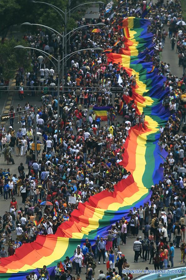 Miles de personas participan en marcha anual por el Orgullo LGBT en la Ciudad de México
