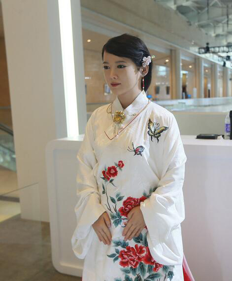 Una hermosa mujer robot llama la atención de los asistentes al Foro de Davos de Verano en Tianjin 3