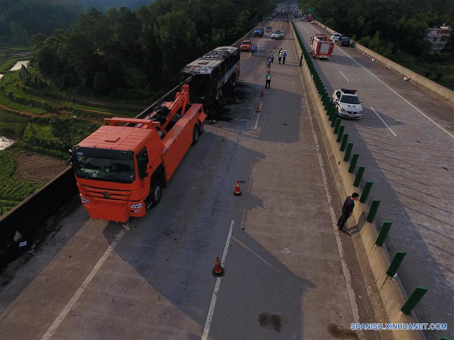 Vista aérea de la escena de un accidente en el condado de Yizhang, en la provincia central de Hunan, en China, el 26 de junio de 2016. Un incendio que redujo a un autobús turístico a una estructura carbonizada el domingo por la mañana ha provocado la muerte de al menos 35 personas, incluidos dos niños, en la provincia central china de Hunan, confirmaron las autoridades locales. El accidente se produjo hacia las 10:20 horas, cuando el autobús chocó contra las barreras de protección en una autopista de Yizhang. (Xinhua/Long Hongtao)