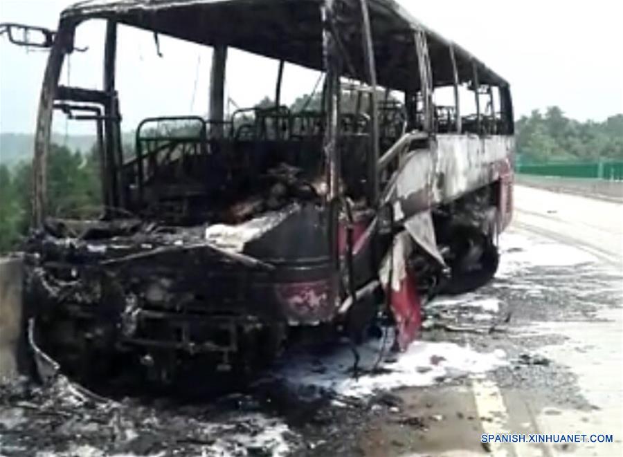 Imagen cedida por un testigo el 26 de junio de 21016, del sitio de un accidente donde ocurrió el incendio de un autobús, en el condado de Yizhang, en la provincia central de Hunan, en China. Al menos 30 personas murieron después de que un autobús turístico se incendiase el domingo por la mañana en la provincia central china de Hunan, confirmaron las autoridades locales. Un total de 21 personas han sido trasladadas a hospitales y los equipos de rescate continúan buscando en la estructura carbonizada del vehículo. (Xinhua/Str)