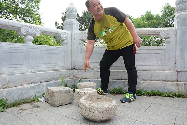 Un hombre hace ejercicio con una piedra de 40 kilos sobre la cabeza