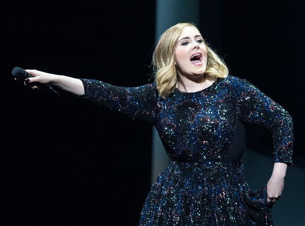 Adele eructa en pleno concierto casi en el rostro de una seguidora