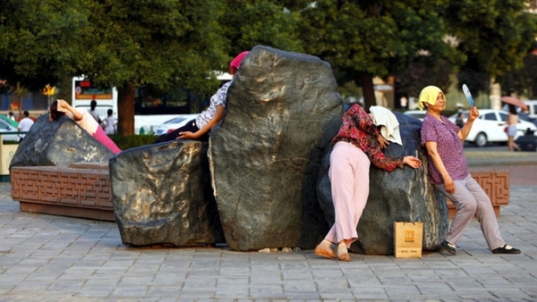 Varias mujeres se acuestan sobre piedras para curar sus enfermedades