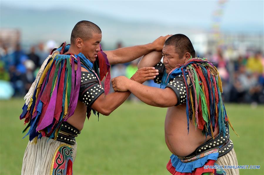 BANDERA DE UJIMQIN OCCIDENTAL, junio 28, 2016 (Xinhua) -- Dos luchadores participan en una competencia durante un festival local tradicional, en la Bandera de Ujimqin Occidental, en la región autónoma de Mongolia Interior, en el norte de China, el 28 de junio de 2016. Los pastores locales se reunieron para celebrar el festival. Actividades incluyendo la lucha, la arquería y el ajedrez mongol se llevarán a cabo. (Xinhua/Ren Junchuan)