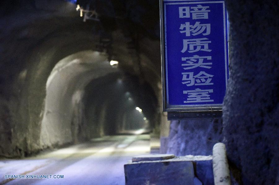 SICHUAN, junio 29, 2016 (Xinhua) -- Imagen del 28 de junio de 2016 de un túnel que conduce al Laboratorio Subterráneo de Jinping, localizado a 2,400 metros bajo la superficie de la Estación de Energía Hidroeléctrica de Jinping, en la provincia de Sichuan, en el suroeste de China. Científicos chinos están ampliando la capacidad de una instalación subterránea diseñada para detectar las esquivas partículas de la materia oscura. Los científicos aún están buscando evidencias para probar la existencia de la hipotética materia oscura, una sustancia invisible que se cree que compone más de una cuarta parte de la masa-energía del universo. El Laboratorio Subterráneo de Jinping, comenzó a funcionar en diciembre de 2010. Tiene un almacén de xenón, uno de los pocos elementos que interactúan con la materia oscura, y los rayos cósmicos que habitualmente interfieren en los intentos de observar la materia oscura no pueden penetrar hasta tal profundidad. (Xinhua/Xue Yubin)