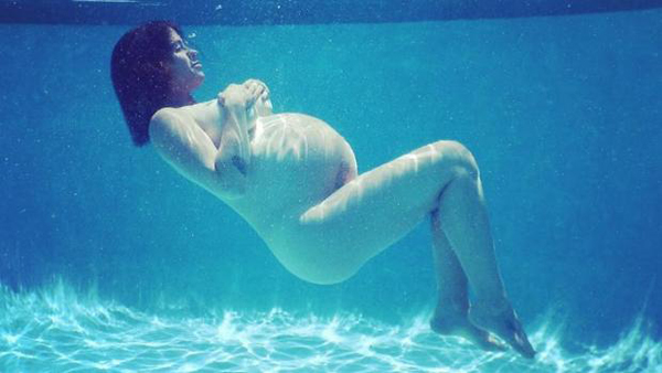 Alanis Morissette muestra su embarazo desnuda bajo el agua