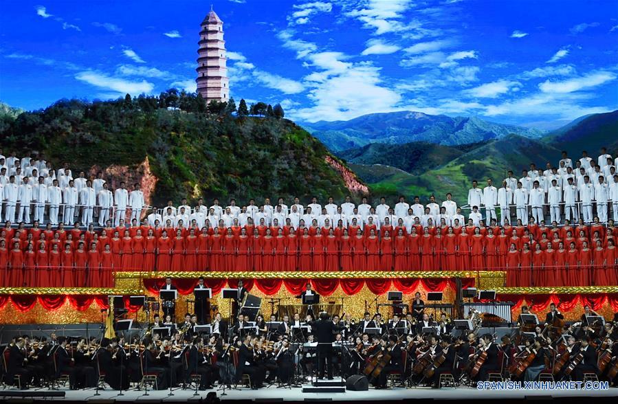 BEIJING, junio 29, 2016 (Xinhua) -- Artistas interpretan una canción en el concierto "Fe Eterna" que marca el 95 aniversario de la fundación del Partido Comunista de China (PCCh) llevado a cabo en el Gran Palacio del Pueblo, en Beijing, capital de China, el 29 de junio de 2016. (Xinhua/Wang Ye)