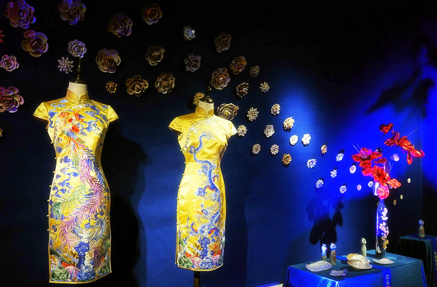 Exposición de ropa tradicional de China, Japón y Corea del Sur en el Centro de Arte 1 + 1 de Beijing, el 27 de junio de 2016. [Foto / cri.cn]