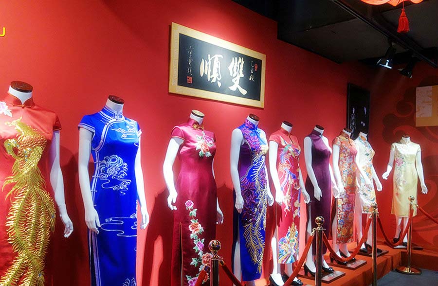 Exhibición de ropa que muestra la belleza oriental