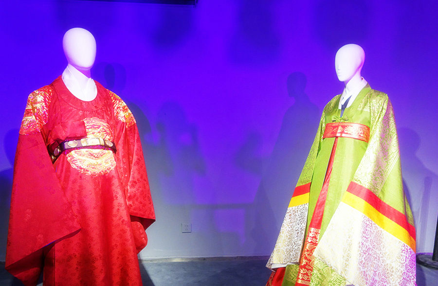 Exposición de ropa tradicional de China, Japón y Corea del Sur en el Centro de Arte 1 + 1 de Beijing