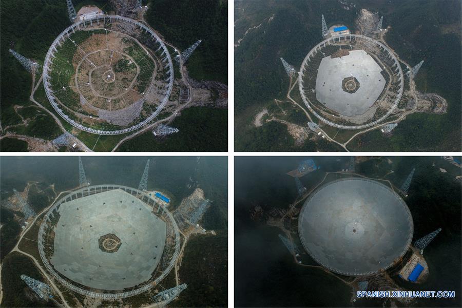 GUIZHOU, julio 3, 2016 (Xinhua) -- Imagen combinada de vistas aéreas del proceso de instalación de los páneles del Telescopio de Apertura Esférica de 500 metros o "FAST", en el condado de Pingtang, provincia de Guizhou, en el suroeste de China, tomadas respectivamente el 2 de agosto de 2015 (i-arriba), el 16 de diciembre de 2015 (d-arriba), el 9 de marzo de 2016 (i-abajo) y el 3 de julio de 2016 (d). La instalación del mayor radiotelescopio del mundo finalizó el domingo por la mañana después de que la última pieza de los 4,450 paneles se fijara en el centro del enorme reflector. El proyecto cuenta con el potencial de rastrear más objetos extraños para entender mejor el origen del universo e impulsar la búsqueda global de vida extraterrestre. (Xinhua/Ou Dongqu)