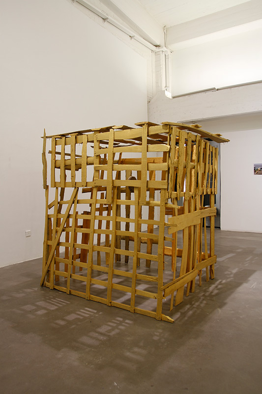 La “Jaula dorada”, instalación de Nacho Zubelzu. Centro de Arte White Box, Beijing. (Foto: YAC)