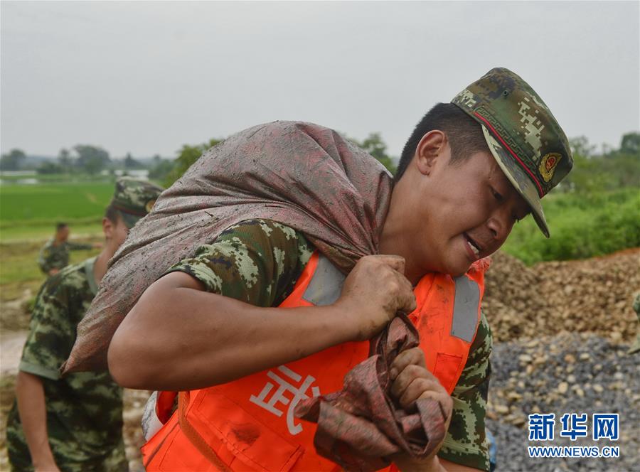 Soldados participaron en el trabajo de reparación de un dique en la provincia china de Jiangxi.(Xinhua/Zhou Mi)
