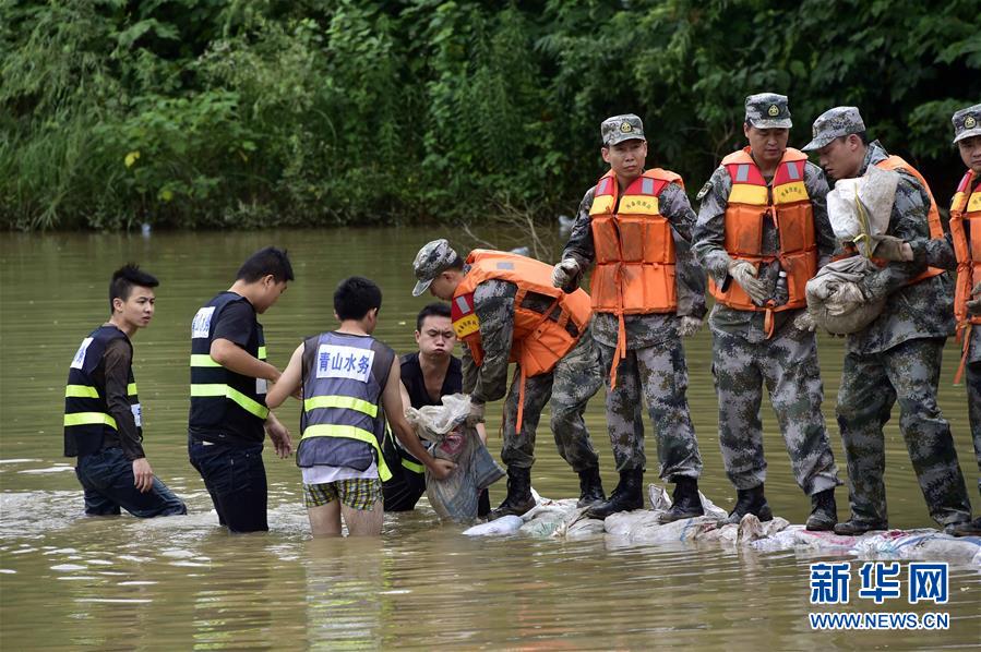 La foto muestra a soldados reforzando un dique en la provincia china de Jiangsu el 4 de julio.(Xinhua/Ji Chunpeng)