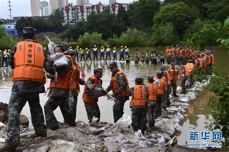 Soldados repararon una brecha de una presa en la ciudad de Wuhan, provincia china de Hubei el 4 de julio.(Xinhua/Du Huaju)